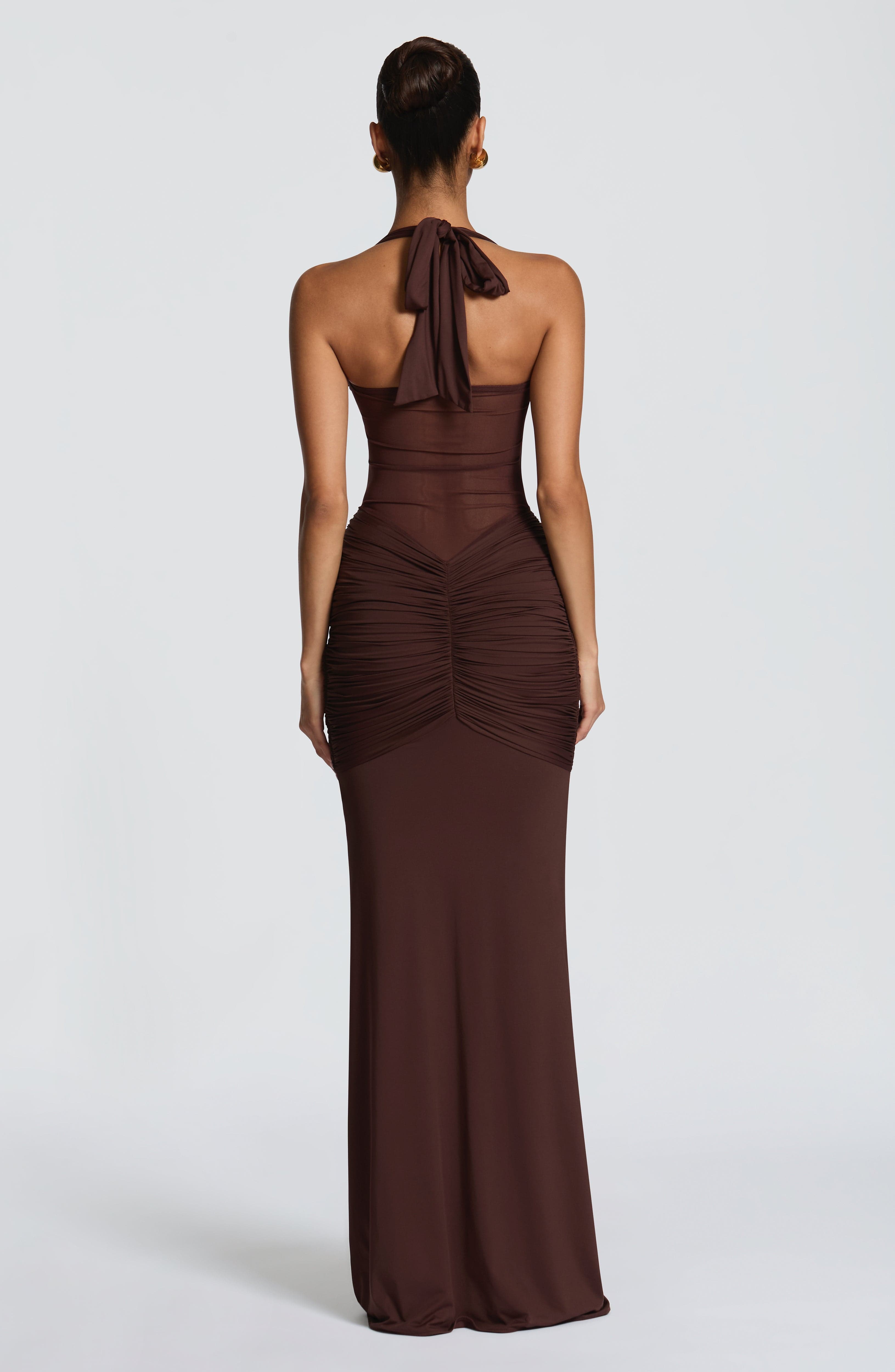 Vixen Valmont — Vestido Largo Marrón Ciruela | Misterio Sofisticado
