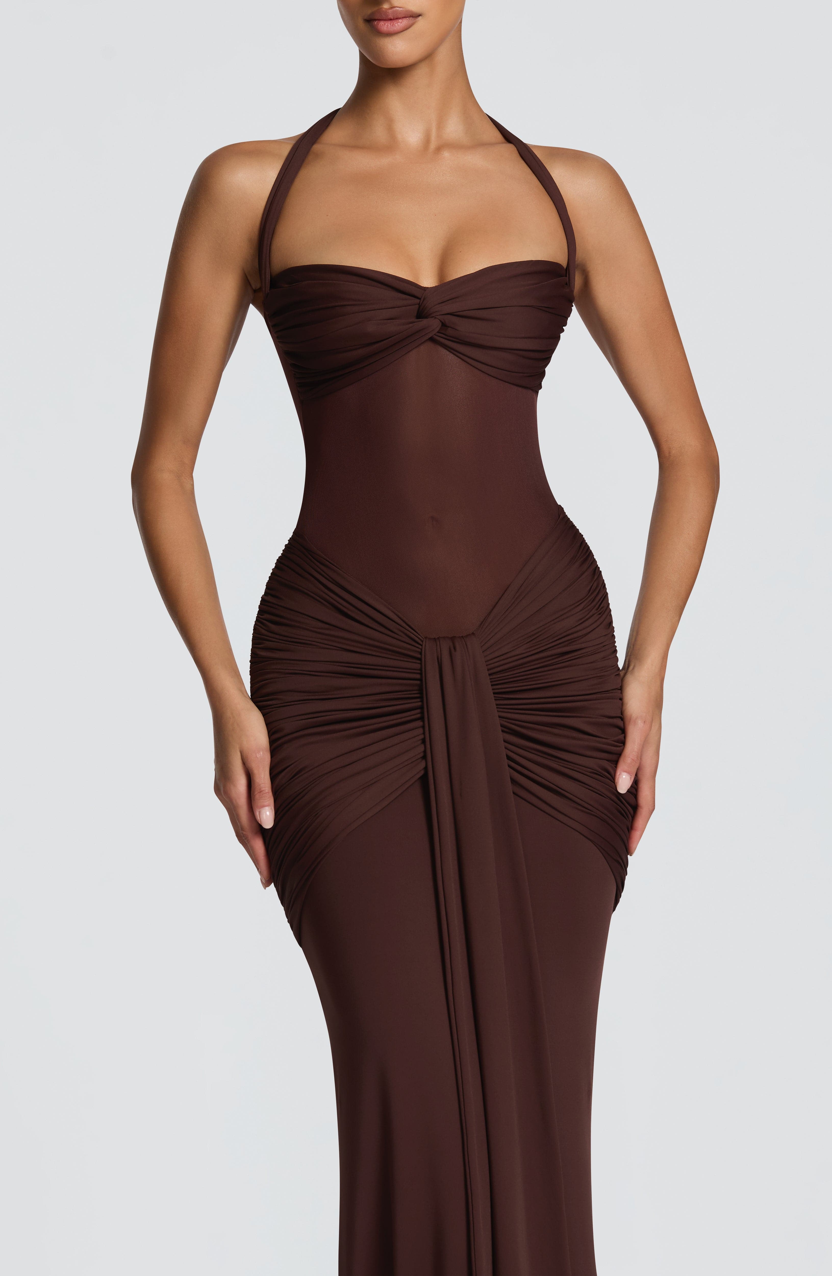 Vixen Valmont — Vestido Largo Marrón Ciruela | Misterio Sofisticado